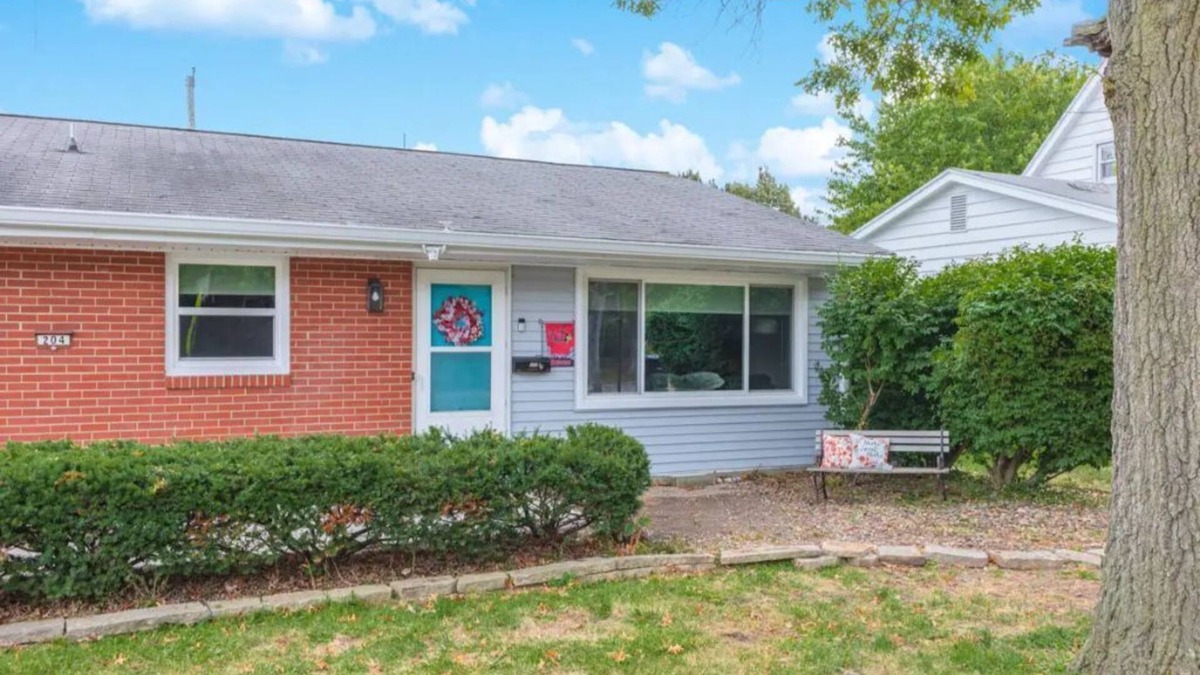 Normal House | Welcome to Redbird Ranch: Your Cozy Campus Retreat at Illinois State