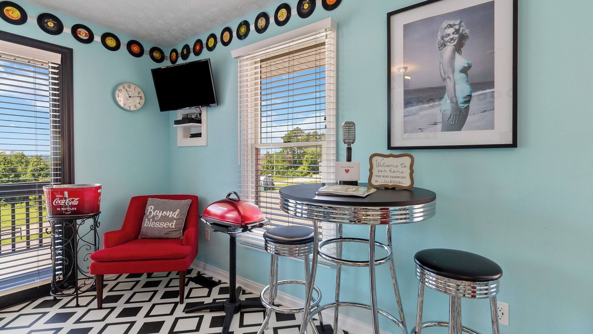 Sloans Valley Apartment | Welcome to “Retro Suite” – Your 1950s-Inspired Lakeside Getaway