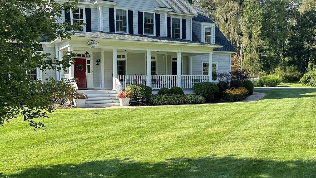 Manchester House | Welcome to Riley's Retreat! A Cozy Sanctuary within Walking Distance to Town!