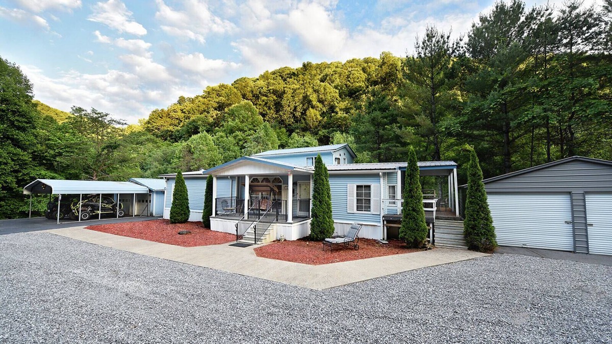 Premier House | Welcome to Ronnie's Place