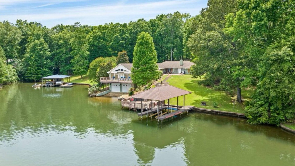 Dadeville House | Welcome to Samantha Place Retreat on beautiful Lake Martin ! 6 Br/4Ba