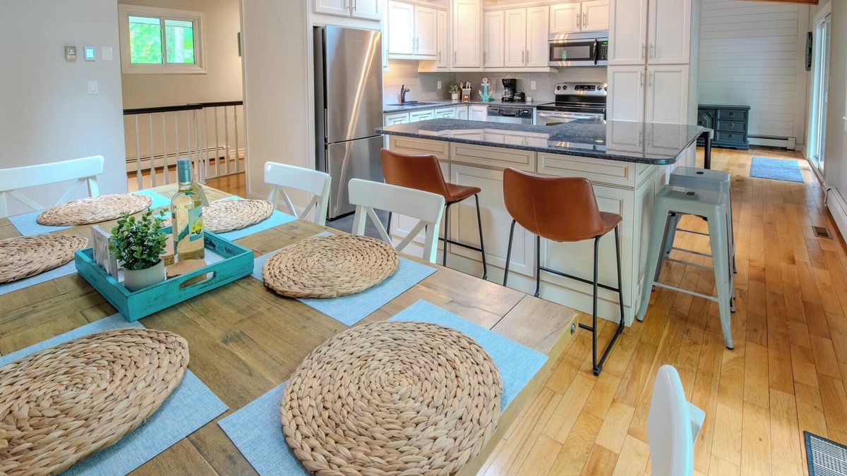 Grand Bend Cottage | Welcome to Shoreline Beach Cottage – Your Peaceful Retreat by the Lake