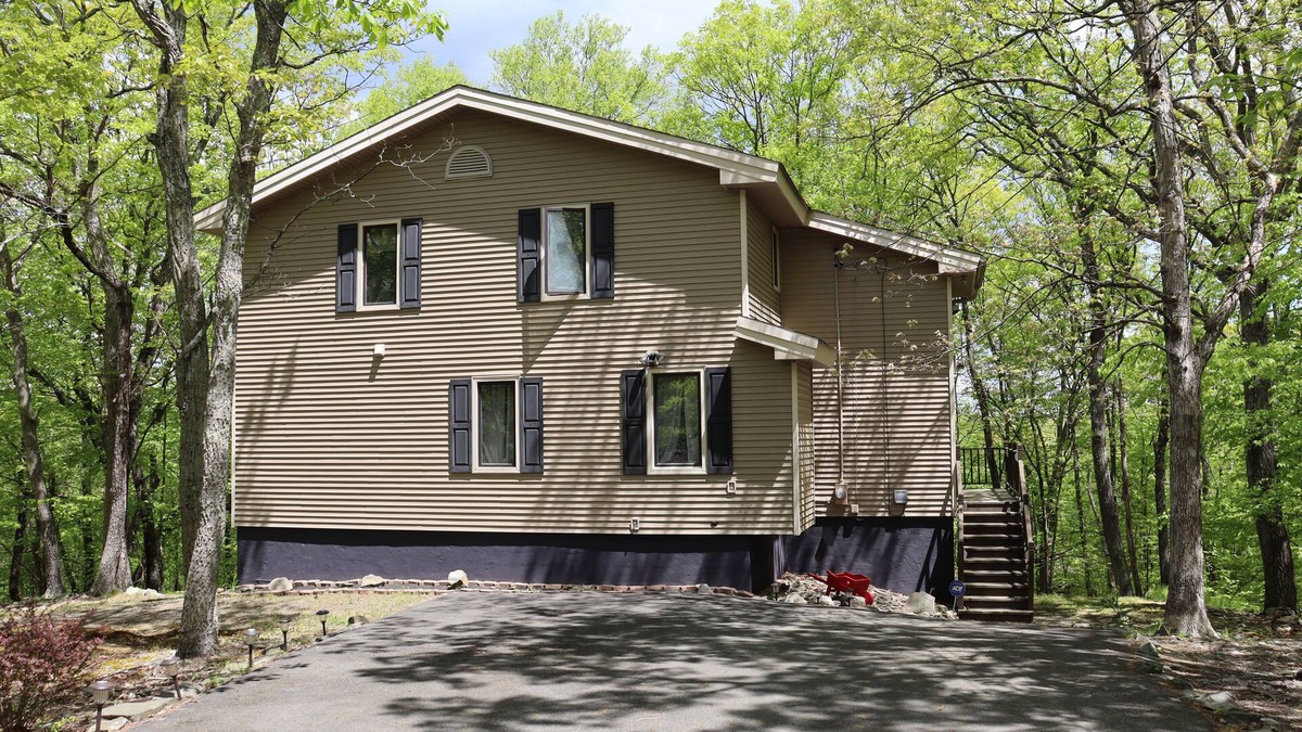 Bushkill House | *Welcome to Snow Lodge*