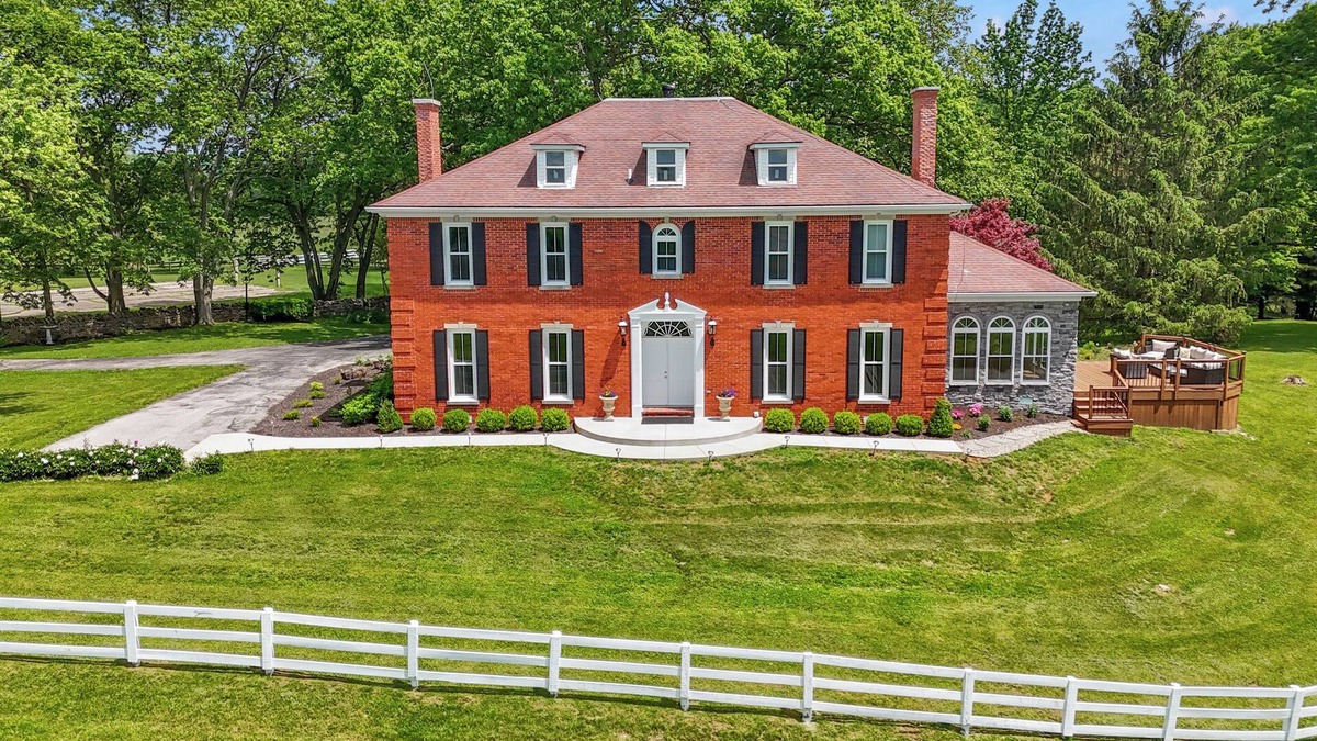 Frankfort House | Welcome to Stillmeadow Farm, a grand Georgian-style home nestled on 135 acres in Frankfort, KY