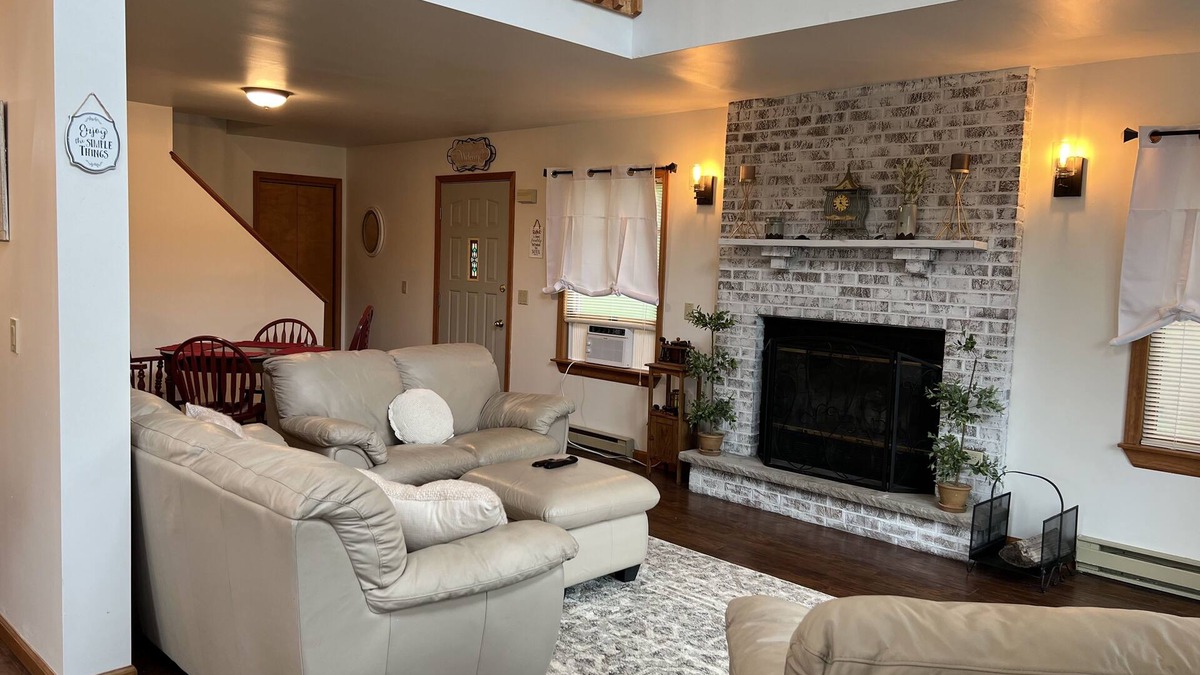 Lake Ariel Ski Chalet | Welcome to Summer Wind in The Hideout