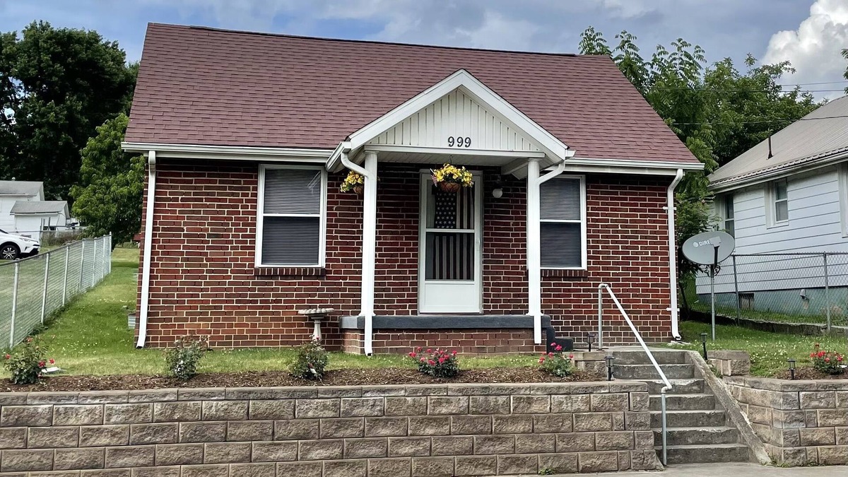 Tazewell Cottage | Welcome to Tazewell Co. VA, home of Miss Scarlett's Riverside Cottage.