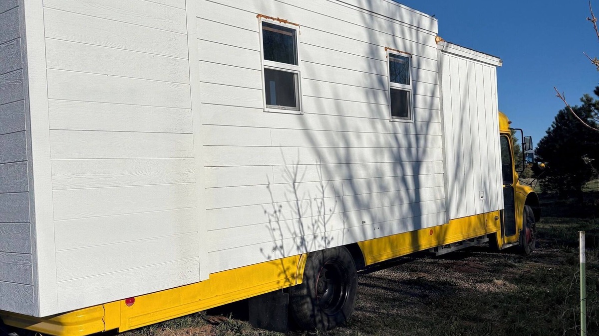 Durango Cottage | Welcome to the Bee Bus – A Cozy One-of-a-Kind Tiny Home with Mountain Views
