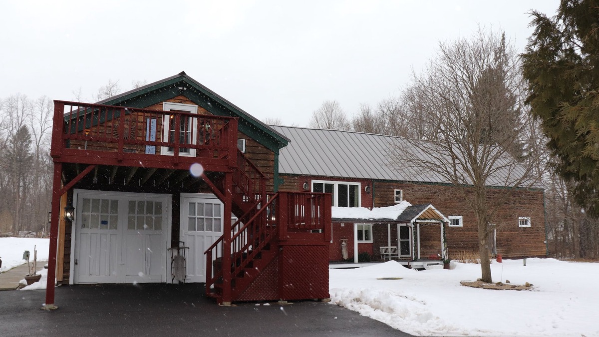 Alplaus Apartment | Welcome to the brown barn