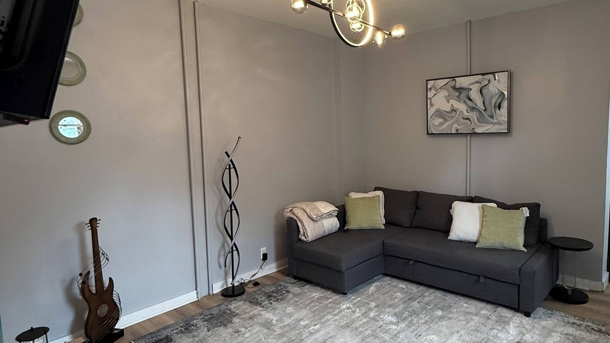 Trenton Apartment | Welcome to the Home Away From Home- 2 Bed 1Bath