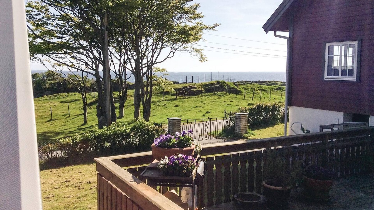 Flora Municipality House | Welcome to the island paradise of Reksta.