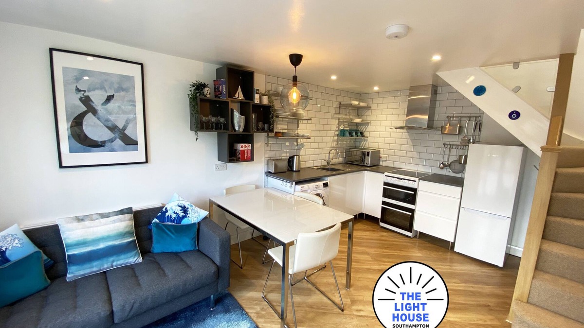 Southampton House | Welcome to The Light House a tranquil city retreat, with off road parking.