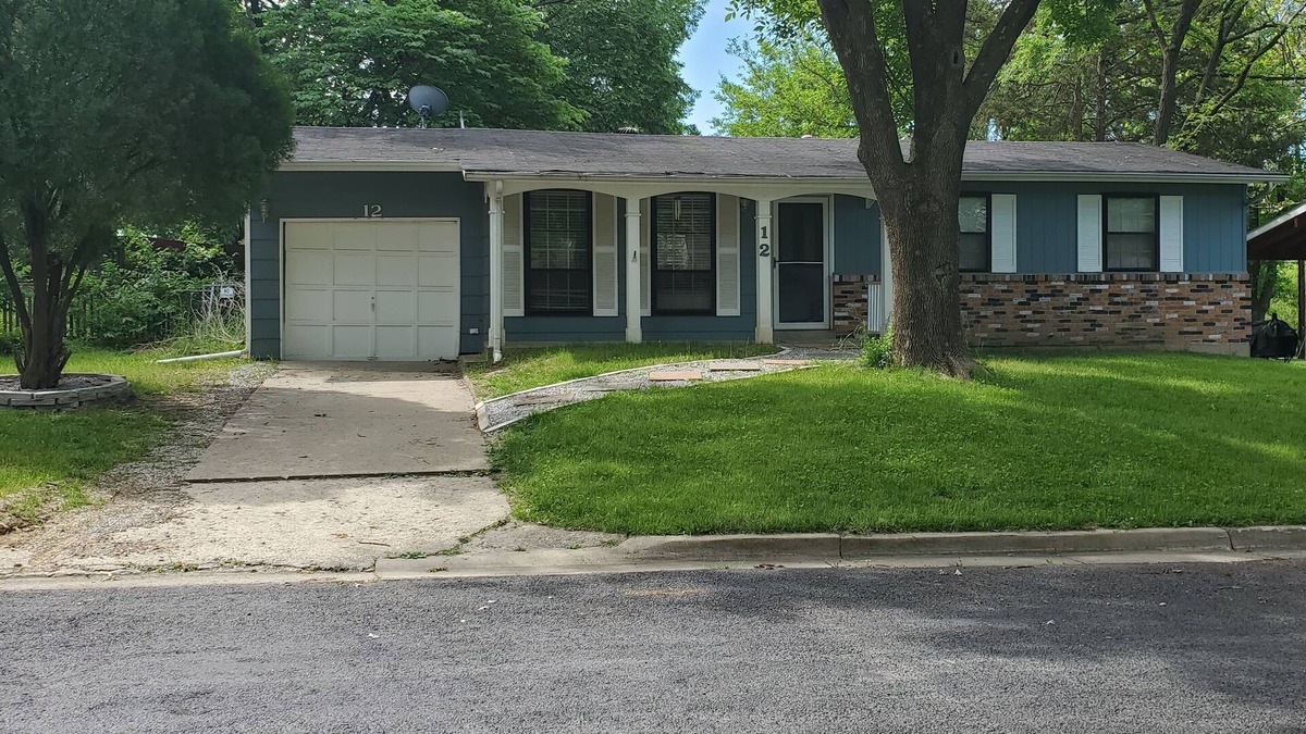 Columbia House | Welcome to the Midwest - Family Friendly with Yard