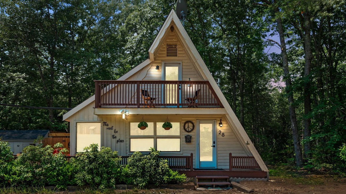 Newfield Cabin | Welcome to THE NEST, HotTub/Sauna/Rock Haven Lake access