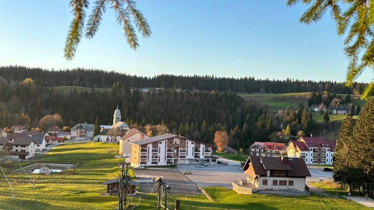 Bellefontaine Apartment | Welcome to the OH JURA ski and hiking duplex!