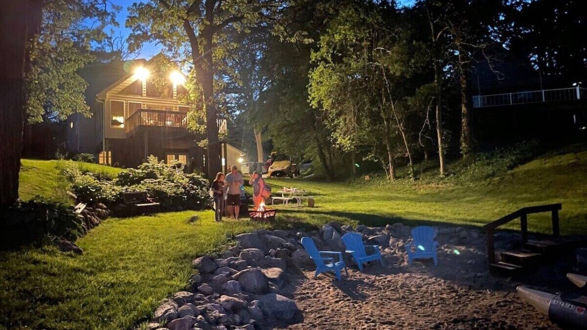 Panora House | Welcome to the Panorama Nest! Sleeps 14 - beach & lakefront! Perfect for groups!