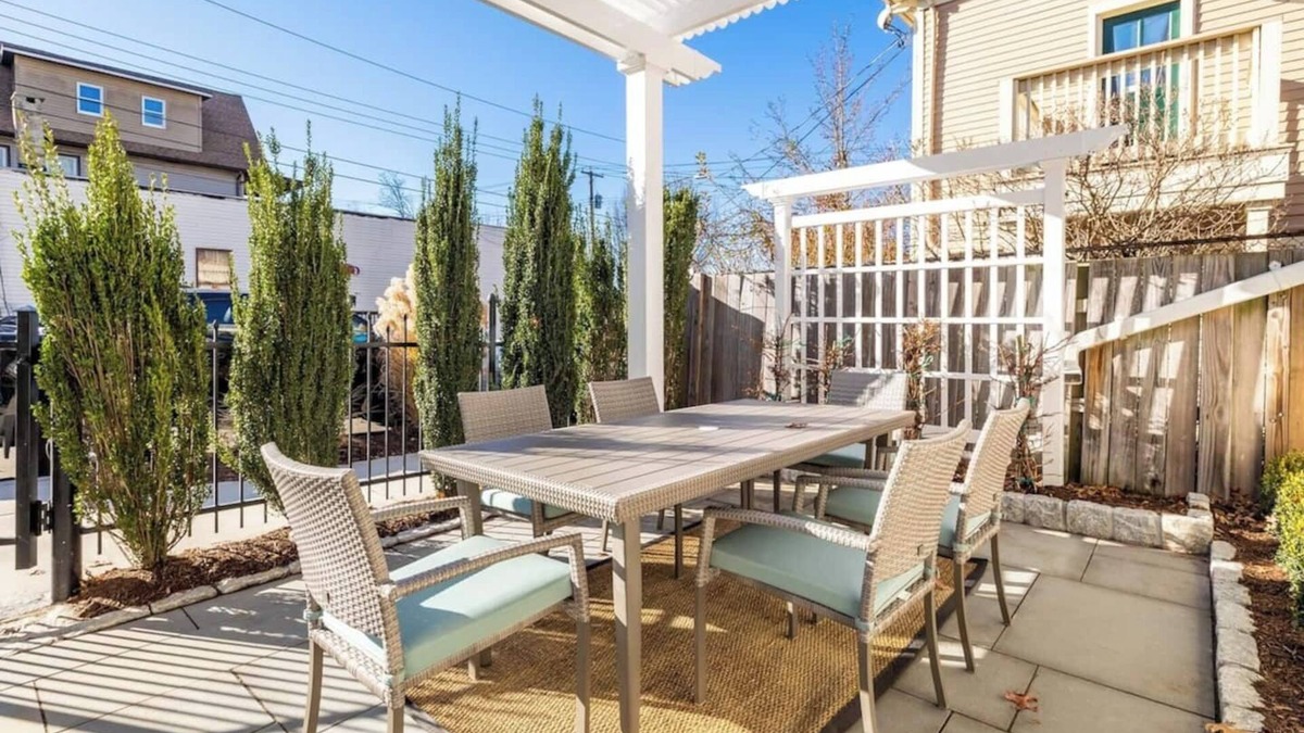 New Haven House | Welcome to the private luxurious cottage by Yale. Unique and the only one of it’s kind, gives you the best of both worlds…the charm of a cozy cottage, combined the luxury of a 5 Star hotel. The cottage is well located next to the Science Park,