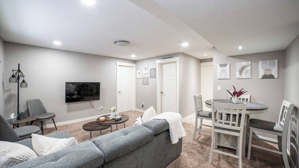 Regina Apartment | Welcome to the "Robin's Nest"