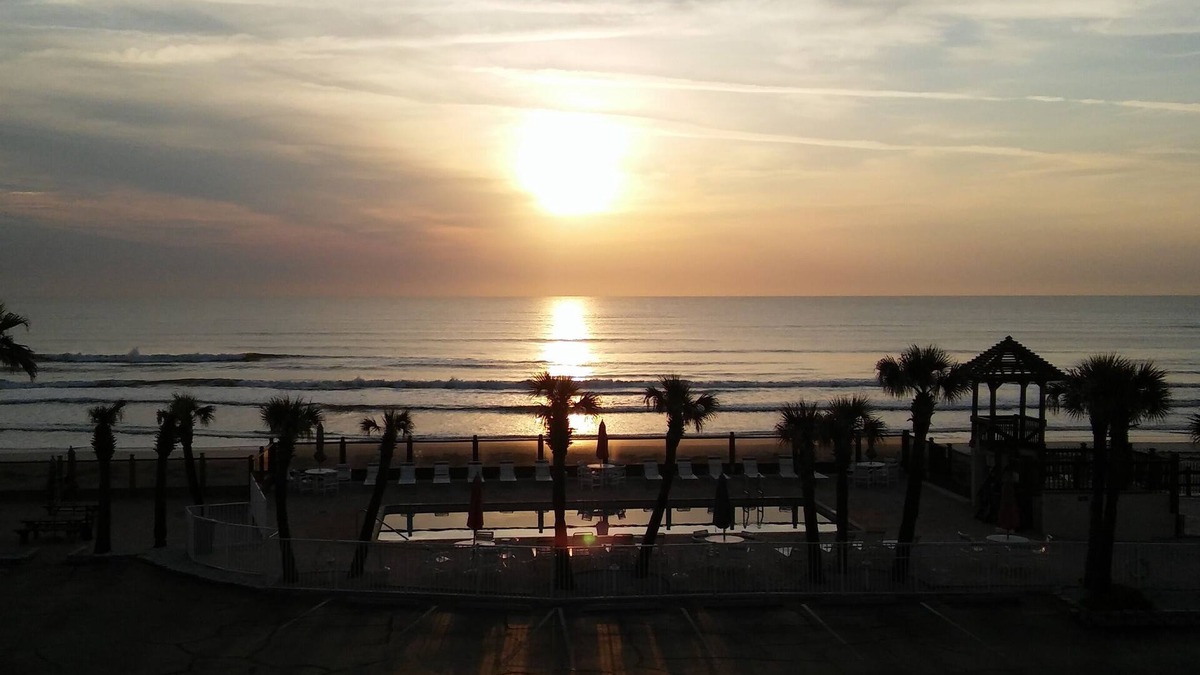 Bostwick Park Resort | Welcome to The Sea Dip Beach Resort located in Daytona Beach! Beach Access Open!