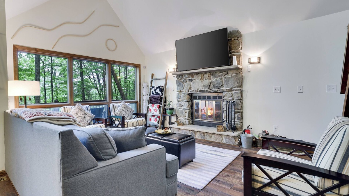 Lake Ariel Ski Chalet | Welcome to The Sparrow located in the amenity filled Hideout!