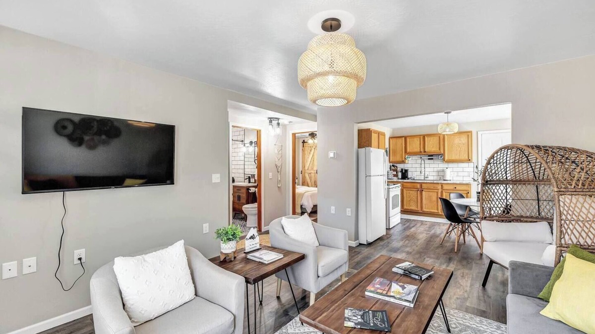Algoma Apartment | Welcome to The Steele Magnolia! Completely renovated 2 bed/1ba plus bonus pull out futon couch