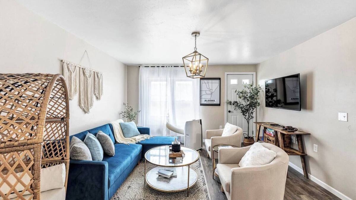 Algoma Apartment | Welcome to The Steele Magnolia! Completely renovated 2 bed/1ba plus bonus pull out futon couch