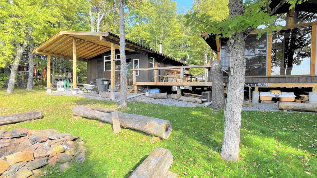 North Kawartha House | Welcome to the Wolf Den on Wolf Lake!
