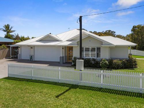 Tin Can Bay House | Welcome to "The White House"
