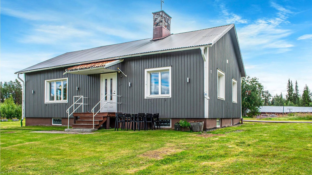 Auktsjaur House | Welcome to this beautiful wooden house with lake view.