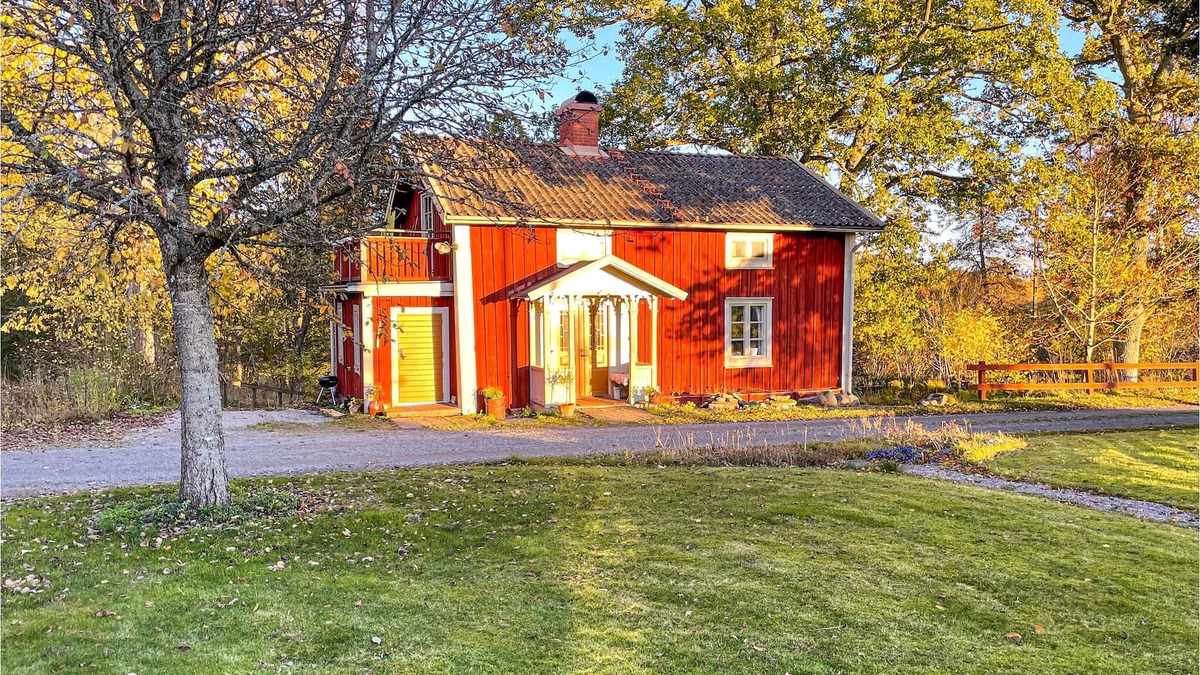 Lammhult House | Welcome to this charming cottage in the cozy village of Lädja.
