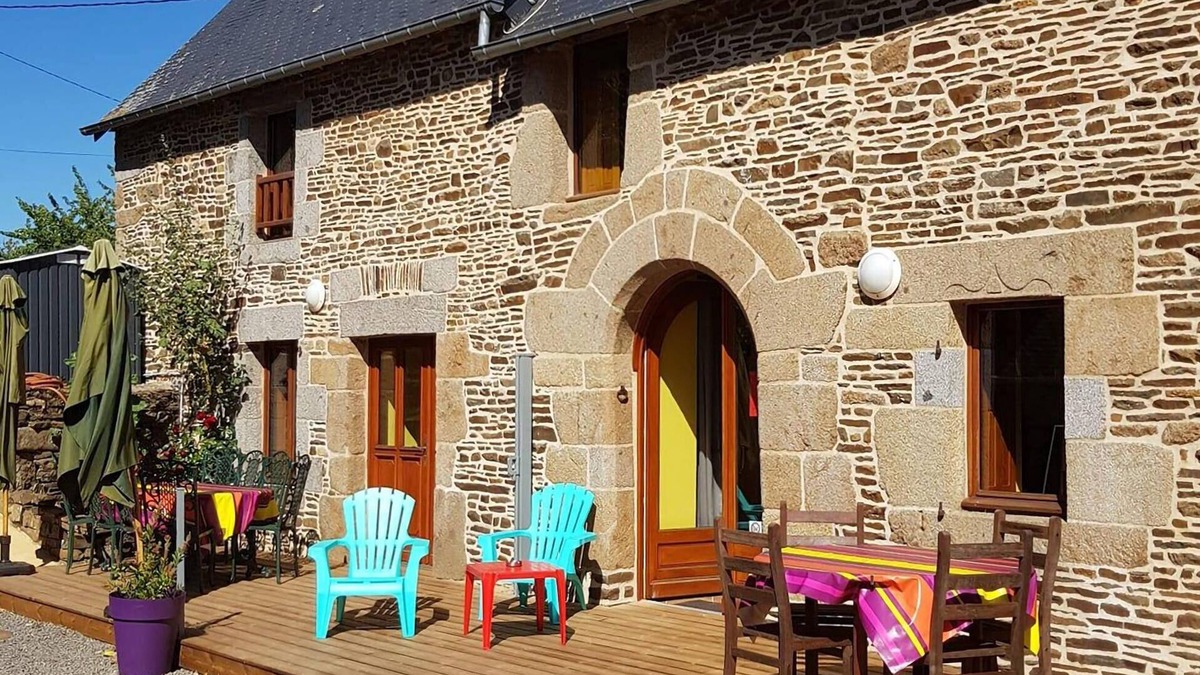Sougeal House | Welcome to this colourful and family-friendly holiday home with pool.