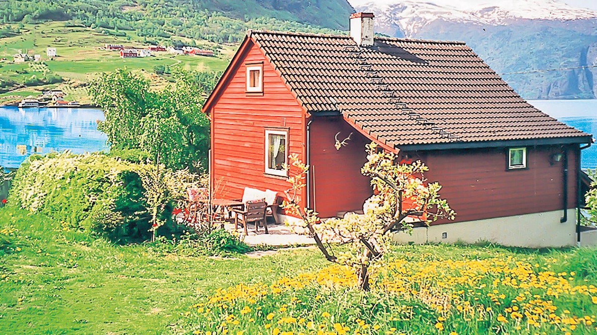 Slinde House | Welcome to this cozy cottage situated by the fjord at Slinde between Sogndal and Hermansverk.