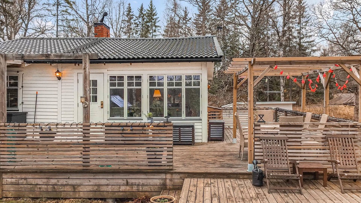 Jarlasa House | Welcome to this inviting cottage in a wonderful location on the lake.