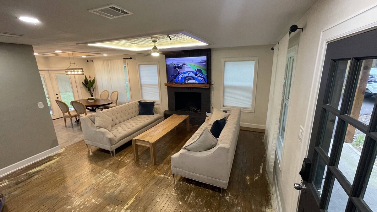 Conroe House | Welcome to this just remodeled country house plenty space for Rv’s boat and dogs