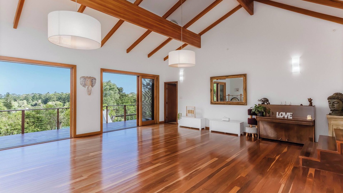 Ocean Shores House | Welcome to this luxurious 3-bedroom, 2-bathroom coastal retreat in Ocean Shores.