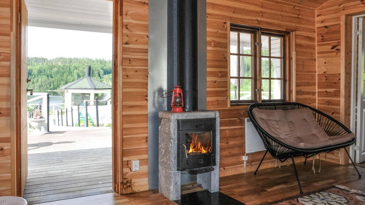 Kil House | Welcome to this white pearl on Norra Ringstadtjärnen lake.