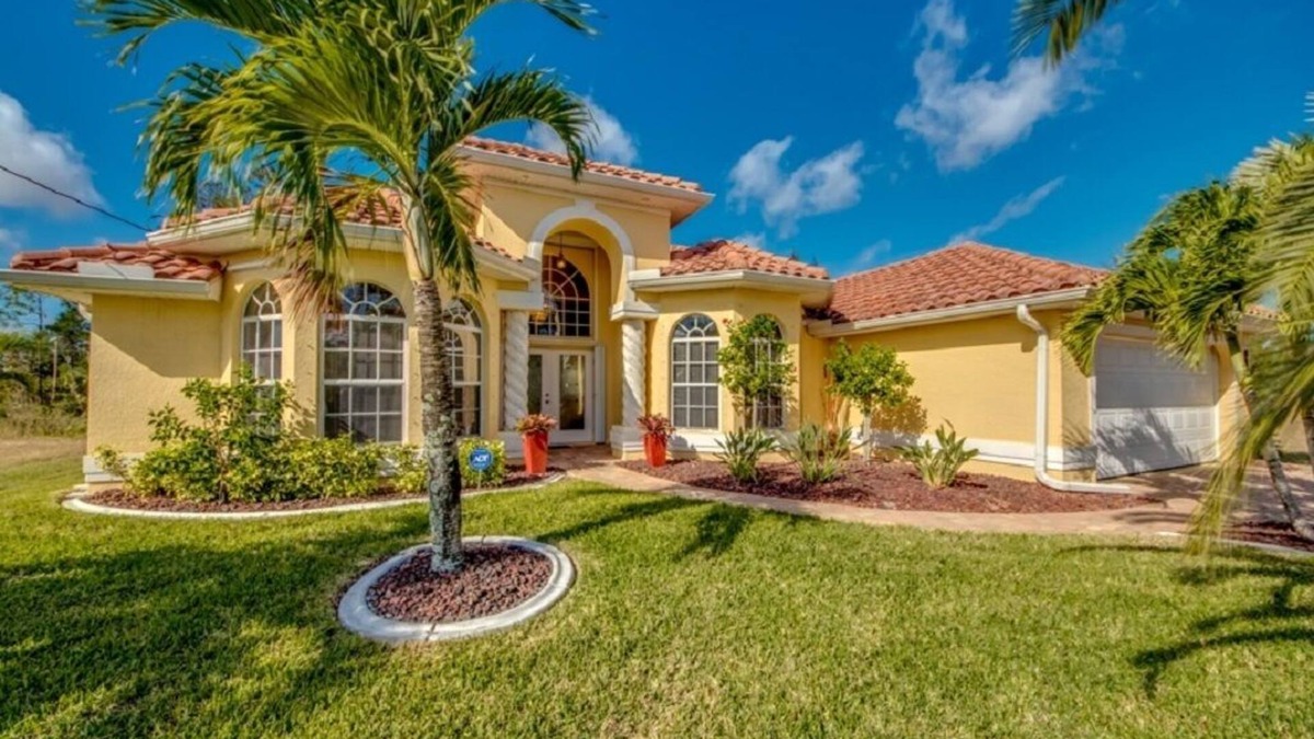 Jacarandas House | Welcome to Villa Pelican Bay, great location, pool, free WIFI