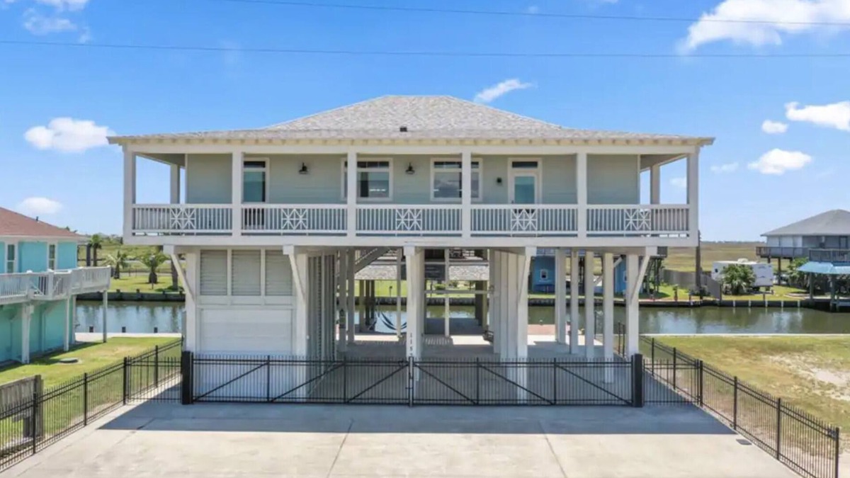 Port Bolivar Cabin | Welcome to your waterfront bliss!