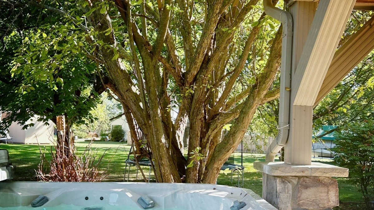 Mundy Township House | Welcome to your charming Michigan retreat home ! Relaxing hot tub!