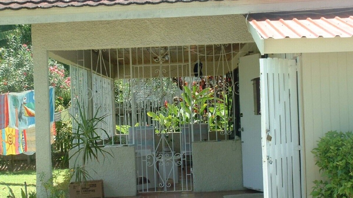 Holetown Cottage | Welcome to your Cosy Caribbean cottage, minutes from the beach.