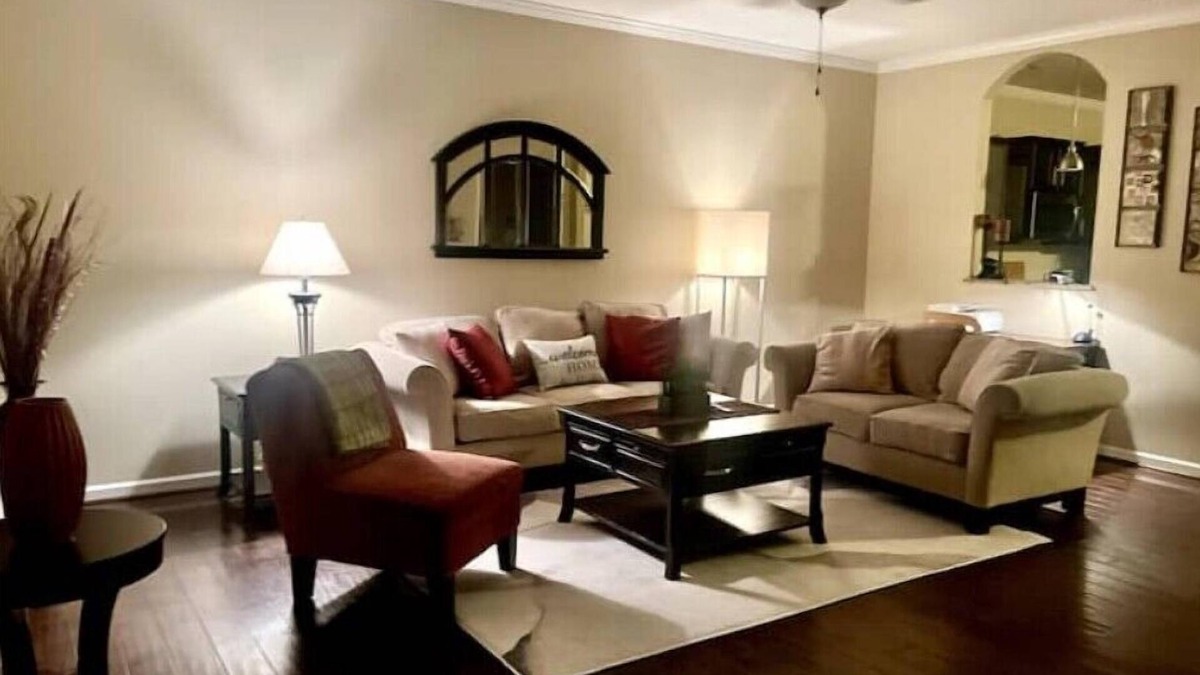 Forest House | Welcome to your Home Away from Home! Spacious, pet friendly and 15 mins to LU.