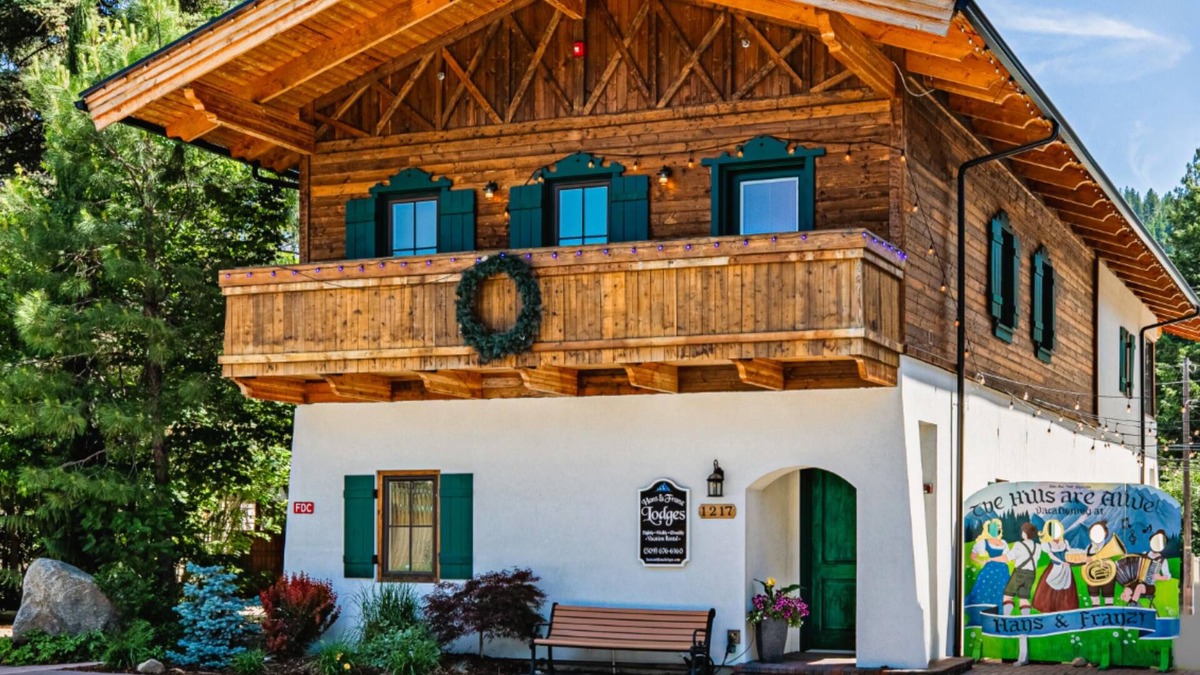 Leavenworth House | Welcome To Your Perfect Group Retreat! Sleeps up to 26 Hot Tub Pet Friendly!