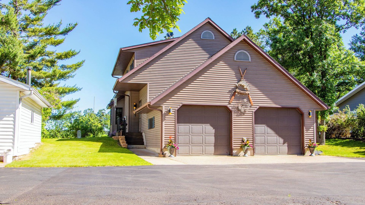 Augusta House | Welcome to your perfect getaway on the serene shores of Lake Eau Claire!