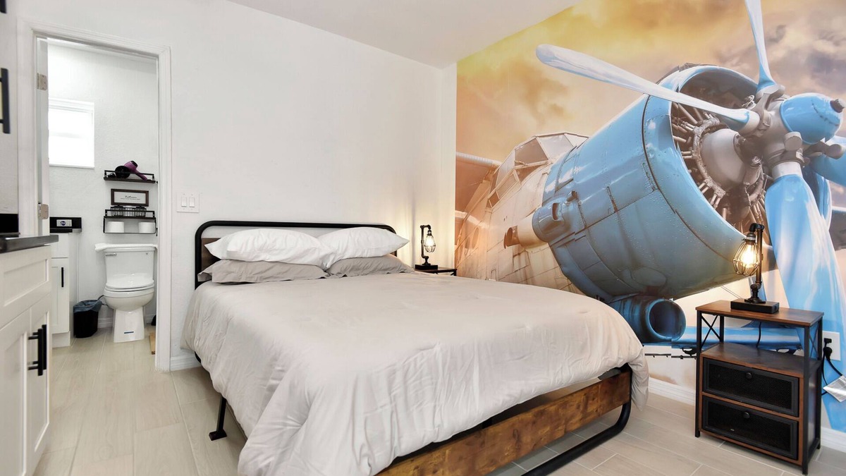 Daytona Beach Shores Hotel | Welcome to your cozy retreat in Daytona Shores, just steps from the Atlantic Ocean. Perfect for solo travelers or couples, this comfy motel studio offers easy beach access and is surrounded by great local restaurants and cafés.