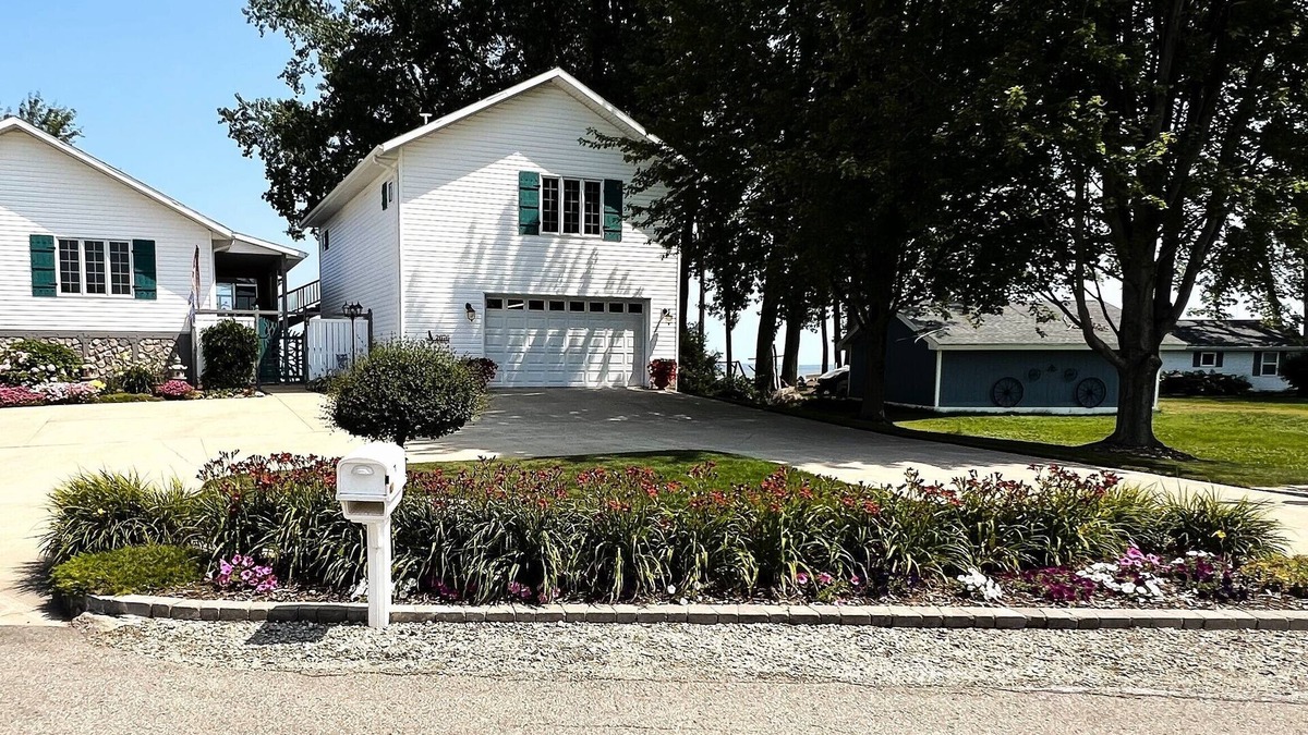 Abrams House | Welcome to Your Ideal NFL Draft Retreat on the Waters of Green Bay!