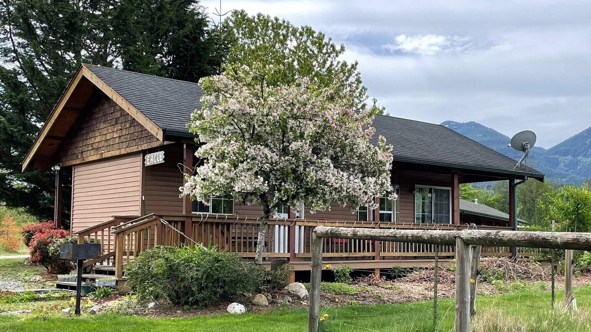 Concrete Cottage | Welcome to your year-round mountain getaway and historic ranch in the foothills of the North Cascades!
