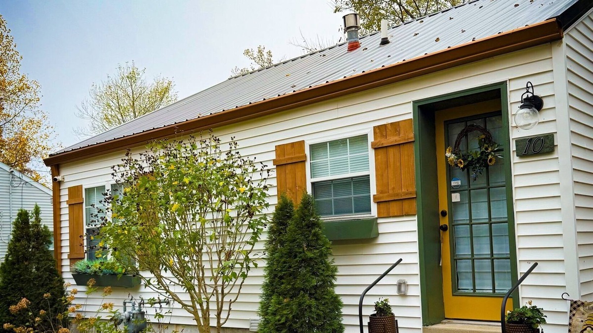 Shelbyville House | WelcomeTreatsWaiting| CentralLocation| Comfortable