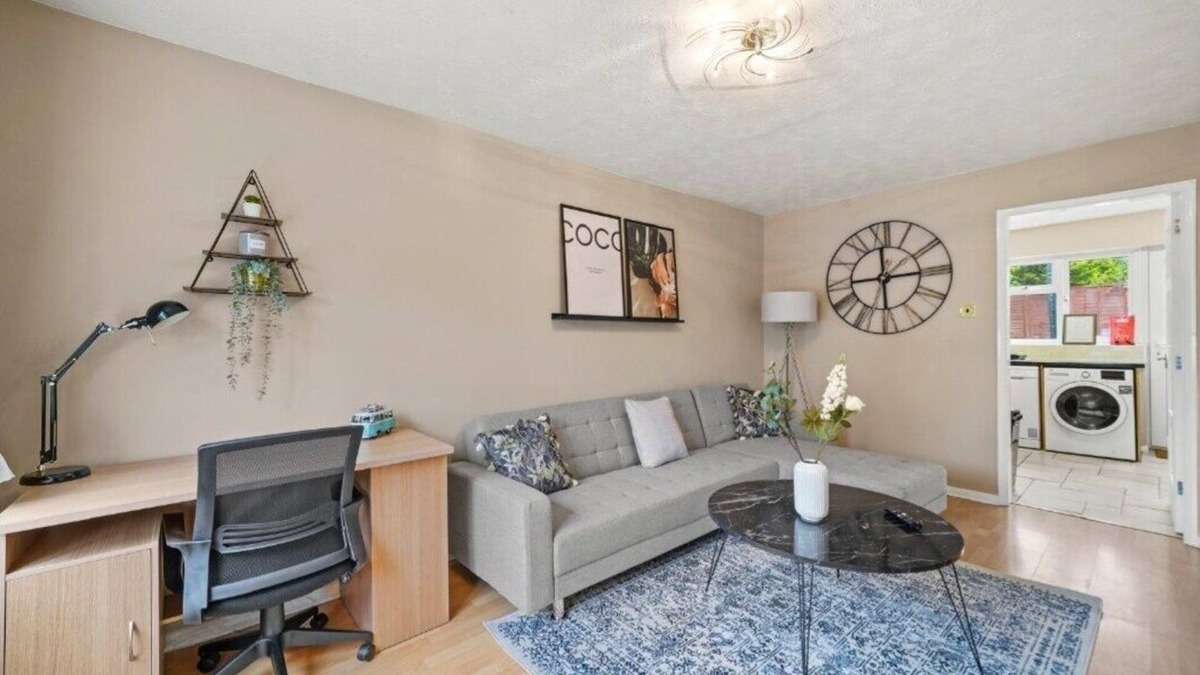 Wootton Apartment | Welcoming 3 Bed house Sleeps 6, with Parking