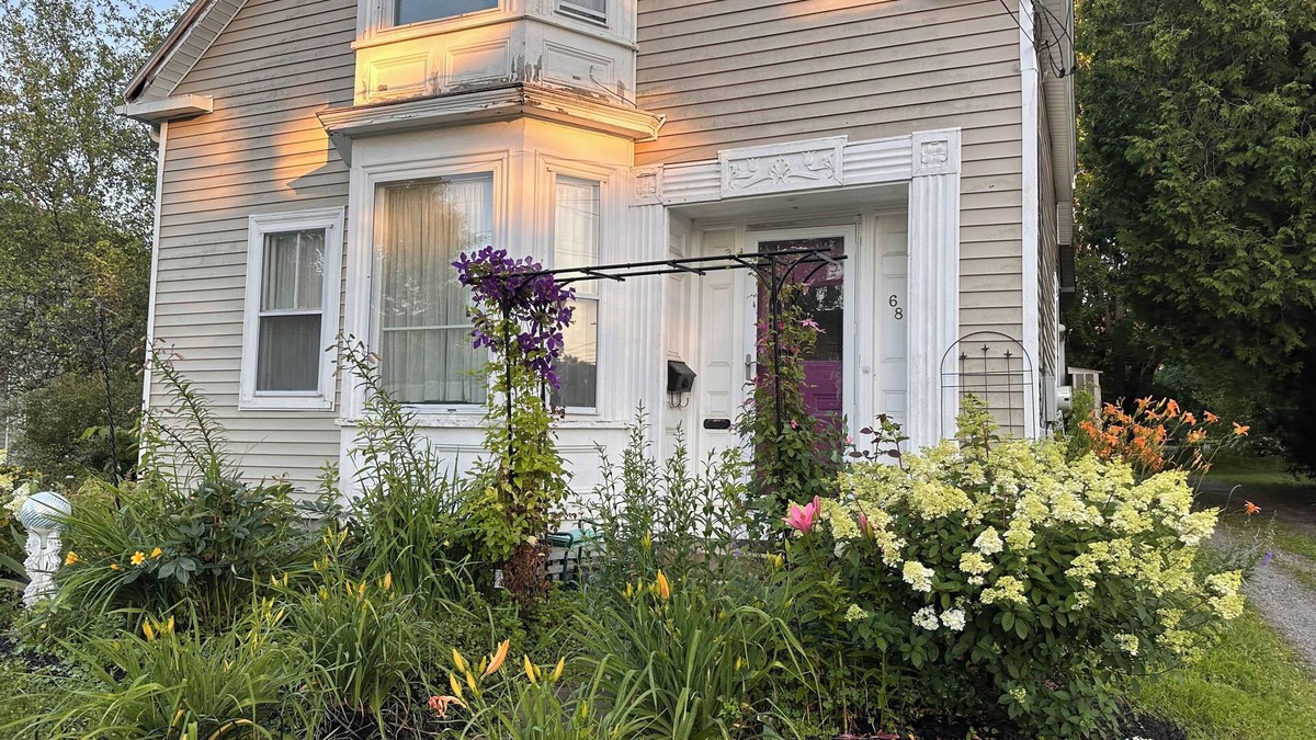 Rockland Apartment | Welcoming 2-bdrm 2 bath w/AC in charming Rockland just steps to Rockland Harbor