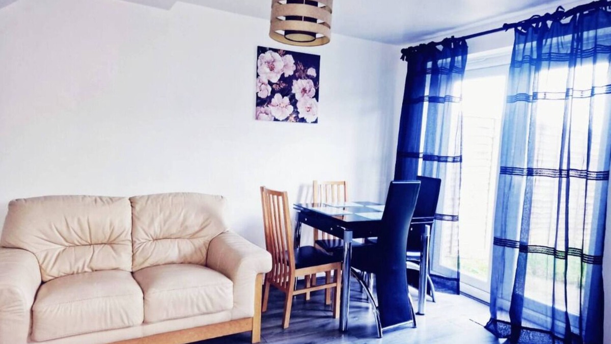 Laindon House | Welcoming 2-bedroom home with free WI-FI & Parking