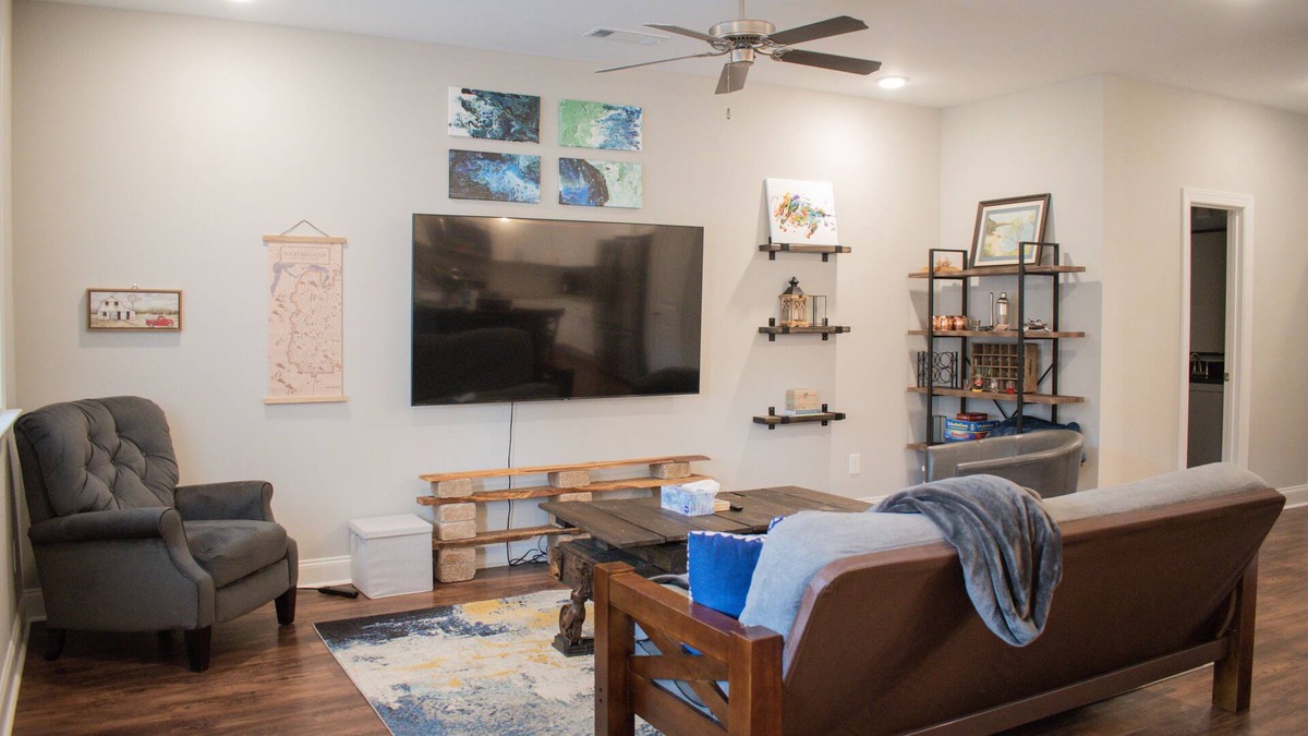 Auburn House | Welcoming 3 BR/3BA townhome - 1.5 mi to stadium